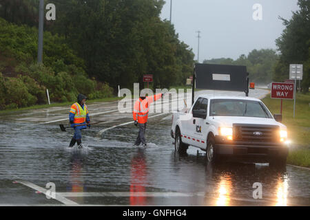 St. Petersburg, Florida, USA. 30. August 2016. SCOTT KEELER | Zeiten. Arbeiter unclog Abflüsse auf der in Richtung Süden von Rampe I275 und 54th Ave South in St. Petersburg, 30.08.16 nach starke Regenfällen das Gebiet überflutet. © Scott Keeler/Tampa Bay Times / ZUMA Draht/Alamy Live News Stockfoto