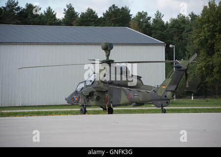 Werdeck, Deutschland. 30. August 2016. Ein Kampfhubschrauber Tiger abgebildet während der Dreharbeiten Übung durch die Bundeswehr-Kampfhubschrauberregiment 36 "Kurhessen" (lit.) Bundeswehr Kampf Hubschrauber Regiment 36 "Kurhessen") aus Fritzlar bei der Landung Seite an der Oberlausitz-Kaserne in der Nähe von Werdeck, Deutschland, 30. August 2016. Foto: Arno Burgi/Dpa/Alamy Live-Nachrichten Stockfoto