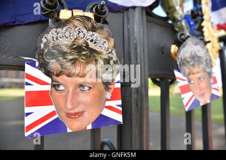 Kensington Palace, London, UK. 31. August 2016. Prinzessin Diana Jahrestag Blumen und Hommagen außerhalb Kensington Palace Stockfoto