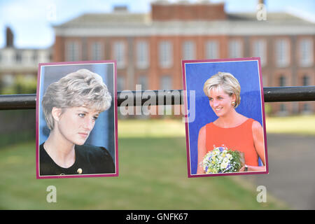 Kensington Palace, London, UK. 31. August 2016. Prinzessin Diana Jahrestag Blumen und Hommagen außerhalb Kensington Palace Stockfoto