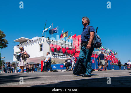 Venedig, Italien. 31. August 2016. Ein Polizist kommt im Bereich des roten Teppichs der 73. Filmfestspiele von Venedig. Bildnachweis: Simone Padovani / Erwachen / Alamy Live News Stockfoto