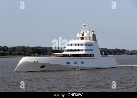 Motor Yacht A, im Besitz von russischen Milliardär Andrej Melnitschenko, auf der Elbe in der Nähe von Wedel, Hamburg, Deutschland, 28. August 2016 in Richtung abgebildet. Foto: Christian Charisius/dpa Stockfoto