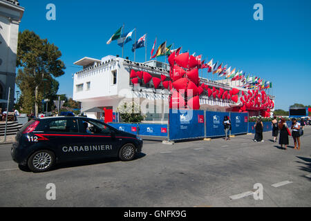 Venedig, Italien. 31. August 2016. Polizei hat eine Check-Patrouille auf dem 73. Venedig Film-Festival. Bildnachweis: Simone Padovani / Erwachen / Alamy Live News Stockfoto