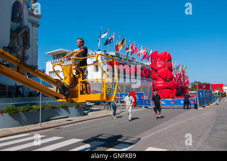 Venedig, Italien. 31. August tut 2016.A Arbeiter die Vorbereitung dauert 73. Filmfestspiele von Venedig. Bildnachweis: Simone Padovani / Erwachen / Alamy Live News Stockfoto