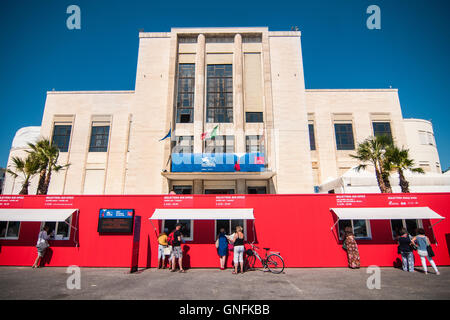 Venedig, Italien. 31. August 2016. Menschen besuchen im Bereich Ticket vor dem Casinò Palast des 73. Filmfestspiele von Venedig. Bildnachweis: Simone Padovani / Erwachen / Alamy Live News Stockfoto