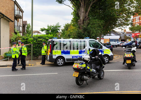 Penge, South East London, 31. August 2016. Die Polizei am Tatort untersuchen. zwei Personen, die vor Ort genannt, wie 10 Jahre alte Kind Schauspieler makayah mcdermott und seine 34 Jahre alte Tante, Rosie Cooper, berichtet in einer Verfolgungsjagd mit einem gestohlenen Auto auf Lennard Straße getötet worden zu sein, in der Nähe von penge Station, während die drei Mädchen wurden verletzt und ins Krankenhaus gebracht. Ein 23-jaehriger Mann festgenommen wurde. Credit: imageplotter Nachrichten und Sport/alamy leben Nachrichten Stockfoto