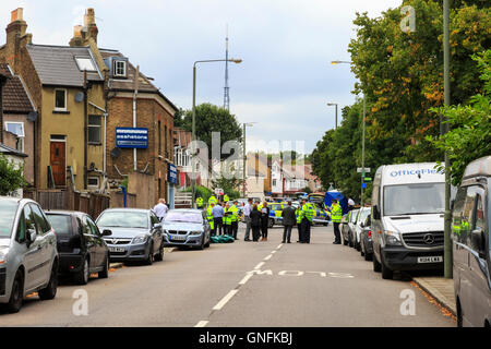 Penge, South East London, 31. August 2016. Die Polizei am Tatort untersuchen. zwei Personen, die vor Ort genannt, wie 10 Jahre alte Kind Schauspieler makayah mcdermott und seine 34 Jahre alte Tante, Rosie Cooper, berichtet in einer Verfolgungsjagd mit einem gestohlenen Auto auf Lennard Straße getötet worden zu sein, in der Nähe von penge Station, während die drei Mädchen wurden verletzt und ins Krankenhaus gebracht. Ein 23-jaehriger Mann festgenommen wurde. Credit: imageplotter Nachrichten und Sport/alamy leben Nachrichten Stockfoto