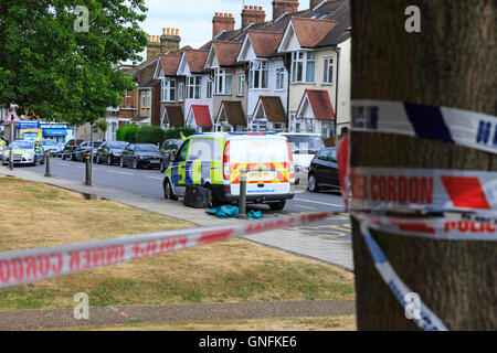 Penge, South East London, 31. August 2016. Die Polizei am Tatort untersuchen. zwei Personen, die vor Ort genannt, wie 10 Jahre alte Kind Schauspieler makayah mcdermott und seine 34 Jahre alte Tante, Rosie Cooper, berichtet in einer Verfolgungsjagd mit einem gestohlenen Auto auf Lennard Straße getötet worden zu sein, in der Nähe von penge Station, während die drei Mädchen wurden verletzt und ins Krankenhaus gebracht. Ein 23-jaehriger Mann festgenommen wurde. Credit: imageplotter Nachrichten und Sport/alamy leben Nachrichten Stockfoto