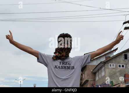 Kaschmir. 31. August 2016. Ein Demonstrant, "freie Kaschmir" Tshirt während pro-Freiheit Demonastrations in Srinagar, Indien kontrollierten Kaschmir zu tragen. Protsts brach im Kaschmir-Tal nach Behörden Curefew in der Region zum ersten Mal in 54 Tagen aufgehoben. Eine Jugend in Brand getötet und mehrere verletzt im ganzen Tal. Bildnachweis: Muzamil Mattoo/Alamy Live-Nachrichten Stockfoto