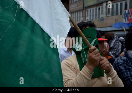 Kaschmir. 31. August 2016. Ein Demonstrant pakistanische Flagge winken, während pro-Freiheit Demonastrations in Srinagar, Indien kontrollierten Kaschmir. Protsts brach im Kaschmir-Tal nach Behörden Curefew in der Region zum ersten Mal in 54 Tagen aufgehoben. Eine Jugend in Brand getötet und mehrere verletzt im ganzen Tal. Bildnachweis: Muzamil Mattoo/Alamy Live-Nachrichten Stockfoto