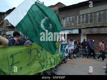 Kaschmir. 31. August 2016. Menschen, die pakistanische Flagge winken, während pro-Freiheit Demonastrations in Srinagar, Indien kontrollierten Kaschmir. Protsts brach im Kaschmir-Tal nach Behörden Curefew in der Region zum ersten Mal in 54 Tagen aufgehoben. Eine Jugend in Brand getötet und mehrere verletzt im ganzen Tal. Bildnachweis: Muzamil Mattoo/Alamy Live-Nachrichten Stockfoto