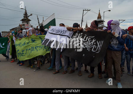 Kaschmir. 31. August 2016. Pro-Freiheit Demonastrations in Srinagar, Indien kontrollierten Kaschmir. Proteste brach im Kaschmir-Tal nach Behörden Ausgangssperre in der Region zum ersten Mal in 54 Tagen aufgehoben. Eine Jugend in Brand getötet und mehrere verletzt im ganzen Tal. Bildnachweis: Muzamil Mattoo/Alamy Live-Nachrichten Stockfoto