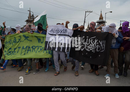 Kaschmir. 31. August 2016. Pro-Freiheit Demonastrations in Srinagar, Indien kontrollierten Kaschmir. Proteste brach im Kaschmir-Tal nach Behörden Ausgangssperre in der Region zum ersten Mal in 54 Tagen aufgehoben. Eine Jugend in Brand getötet und mehrere verletzt im ganzen Tal. Bildnachweis: Muzamil Mattoo/Alamy Live-Nachrichten Stockfoto