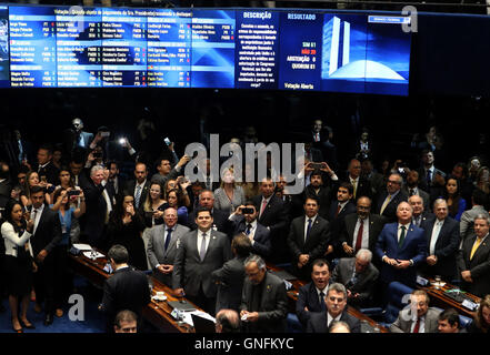 (160831)--BRASILIA, 31. August 2016 (Xinhua)--Senatoren teilnehmen in der Schlussabstimmung der Anklage gegen Brasiliens abgehängte Präsidentin Dilma Rousseff des Senats in Brasilia, Brasilien, am 31. August 2016. Der brasilianische Senat stimmte am Mittwoch um Dilma Rousseff des Vorsitzes mit 61 Stimmen zu Gunsten zu 20 Stimmen gegen Streifen. Dies bedeutet Rousseff ist sofort und dauerhaft entfernt von ihrer Rolle und Michel Temer, wer übernahm die vorläufige Präsidentschaft nach Rousseff im Mai ausgesetzt wurde wird Präsident bis zum Ende dieser Amtszeit im Jahr 2018. (Xinhua/AGENCIA ESTADO) (ce) *** Brasilien OUT ** Stockfoto