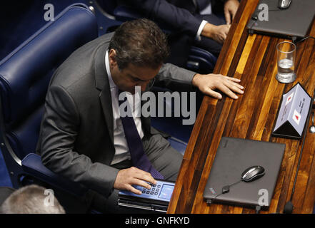 (160831)--BRASILIA, 31. August 2016 (Xinhua)--brasilianischen Senator Aecio Neves tippt seiner Wahl bei der Schlussabstimmung der Anklage gegen Brasiliens abgehängte Präsidentin Dilma Rousseff im Senat, in Brasilia, Brasilien, am 31. August 2016. Der brasilianische Senat stimmte am Mittwoch um Dilma Rousseff des Vorsitzes mit 61 Stimmen zu Gunsten zu 20 Stimmen gegen Streifen. Dies bedeutet Rousseff ist sofort und dauerhaft entfernt von ihrer Rolle und Michel Temer, wer übernahm die vorläufige Präsidentschaft nach Rousseff im Mai ausgesetzt wurde wird Präsident bis zum Ende dieser Amtszeit im Jahr 2018. (Xinhua/AGENCI Stockfoto