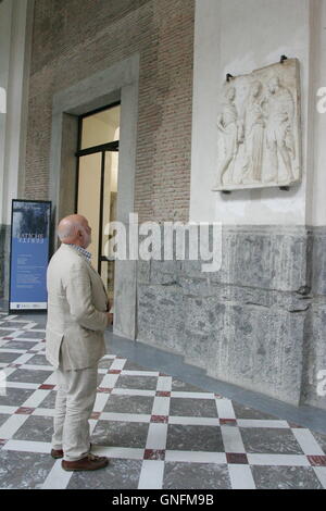 Napoli, Italien. 31. August 2016. "Antico Moderno e Post Moderno" Gespräch über Kunst Professor Domenico De Masi in einer Besprechung, die Analyse der Veränderungen der Zeit durch Soziologie. Den Pfad identifiziert der ökonomischen Ideen, politischen und kulturellen Rechte, die durch die Komplexität der Periode beginnend und endend mit dem industriellen Zeitalter bis zum heutigen Tag eingehalten werden. Im Bildnachweis Domenico De Masi: Salvatore Esposito/Alamy Live News Stockfoto