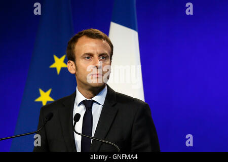 Paris, Frankreich. 31. August 2016. Emmanuel Macron übergaben das Wirtschaftsministerium, die französische Finanzministerin Michel Sapin, in Paris, Frankreich, 31. August 2016. Französische Wirtschaftsministerin Emmanuel Macron am Dienstag reichte seinen Rücktritt Präsident Francois Hollande "zu widmen, um politische Bewegung" die Ratspräsidentschaft hat am Dienstag angekündigt. Bildnachweis: Thierry Mahe/Xinhua/Alamy Live-Nachrichten Stockfoto