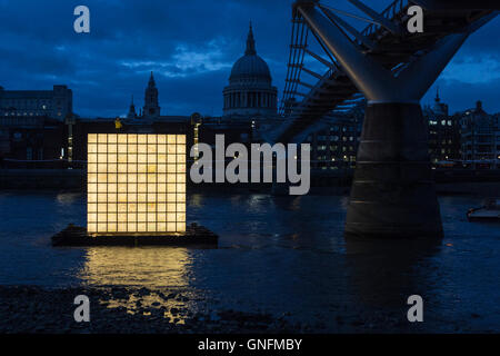 London, UK. 31. August 2016. Schwimmende Träume ist eine beleuchtete, in großem Maßstab schwimmende Verlegung von Ik-Joong Kang, einer der renommiertesten Künstler Südkoreas. Es zeigt die Erinnerungen der Vertriebenen Koreaner und fordert für die Wiedervereinigung von Nord- und Südkorea. Ik-Joong Kang Skulptur ist gehört völlig Thames Festival und die Millennium Bridge in der Themse gelegen und innerhalb von 19:30 ab vom 1. bis 30. September 2016 aus beleuchtet. Bildnachweis: Bettina Strenske/Alamy Live-Nachrichten Stockfoto