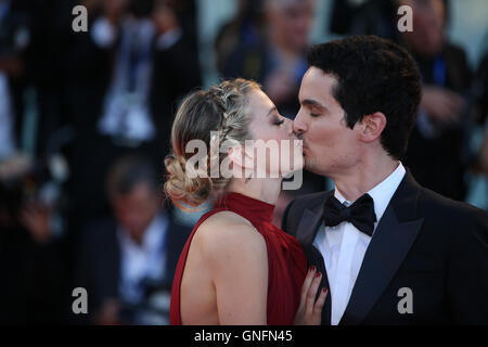 Venedig, Italien. 31. August 2016. Director Damien Chazelle (R) kommt auf dem roten Teppich an die Eröffnungsfeier des 73. Venedig Film Festival in Venedig, Italien, 31. August 2016 teilzunehmen. Bildnachweis: Jin Yu/Xinhua/Alamy Live-Nachrichten Stockfoto