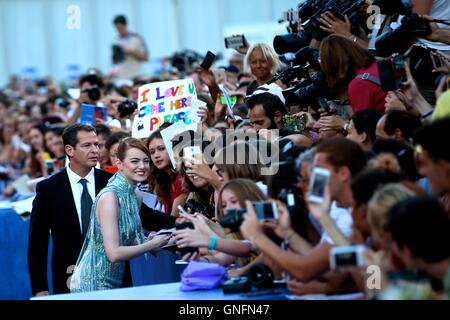 Venedig, Italien. 31. August 2016. Schauspielerin Emma Stone kommt auf dem roten Teppich an die Eröffnungsfeier des 73. Venedig Film Festival in Venedig, Italien, 31. August 2016 teilzunehmen. Bildnachweis: Jin Yu/Xinhua/Alamy Live-Nachrichten Stockfoto