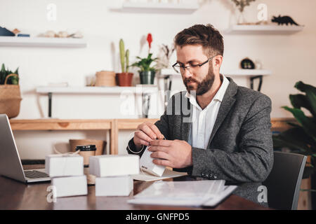 Wachsen sein Unternehmen einen Auftrag zu einem Zeitpunkt Stockfoto