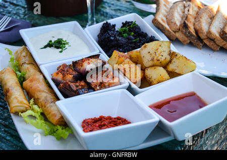 Marokkanische Tapas und Frühlingsrollen Stockfoto