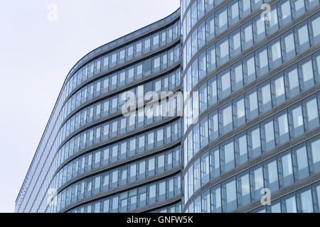 Detail der modernen Architektur, mit ihren Kurven und Linien. Blaue und graue Töne. Stockfoto