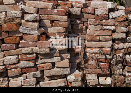 Alte Ziegelsteine in einem einwandfreiem, wartet erneut verwendet wird. Stockfoto