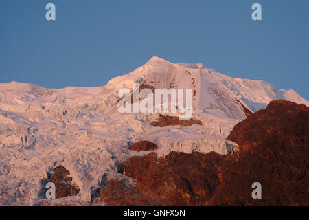 Illimani (Spitze Seite) von Base Camp, Sonnenuntergang Nachleuchten, Cordillera Real, Bolivien Stockfoto