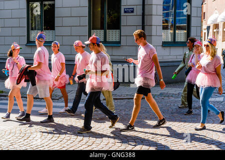 Lund, Schweden - 24. August 2016: Gruppe von jungen Erwachsenen, vermutlich Schüler zu Fuß durch das tragen rosa t-Shirts und Mützen mit propel Stockfoto