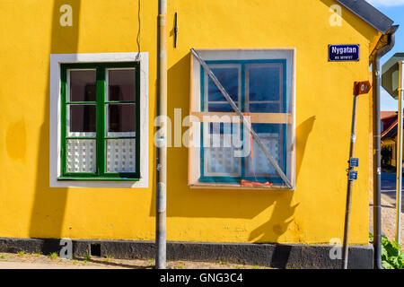 Lund, Schweden - 24. August 2016: Schutzhülle über ein Fenster auf einem bunten gelben Gebäude auf Nygatan. Stockfoto