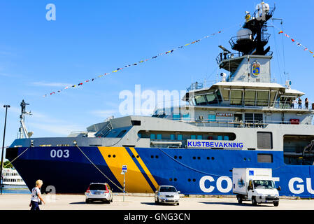 Karlskrona, Schweden - 27. August 2016: Der vordere Teil des schwedischen Küstenwache Schiff KBV 003 Amfitrite. Es ist eine moderne Kombin Stockfoto