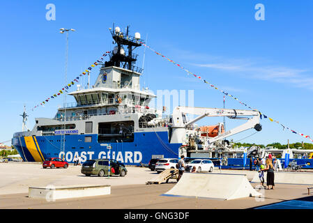 Karlskrona, Schweden - 27. August 2016: Die schwedische Küstenwache Schiff KBV 003 Amfitrite vertäut am Hafen am öffentlichen offenen Schiff Tag. Es Stockfoto