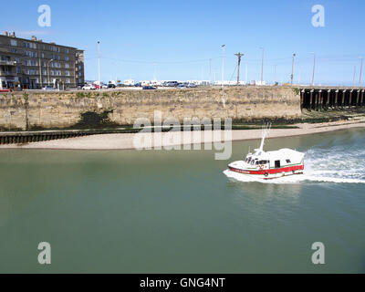 Eingang zum Innenhafen vom Quai De La Marne, Dieppe, Frankreich mit Schiff P'tit Fredo im Vordergrund Stockfoto