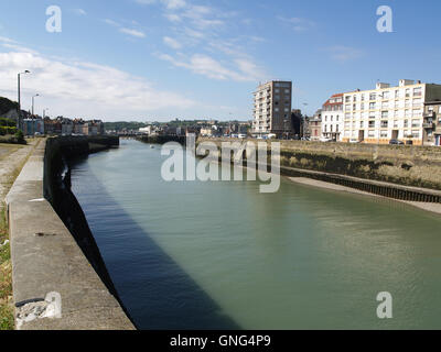 Eingang zum Innenhafen vom Quai De La Marne, Dieppe, Frankreich Stockfoto