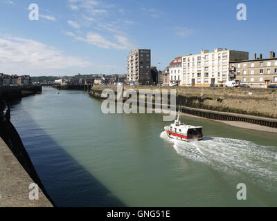 Eingang zum Innenhafen vom Quai De La Marne, Dieppe, Frankreich mit Schiff P'tit Fredo im Vordergrund Stockfoto