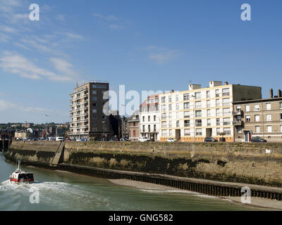 Eingang zum Innenhafen vom Quai De La Marne, Dieppe, Frankreich mit Schiff P'tit Fredo im Vordergrund Stockfoto