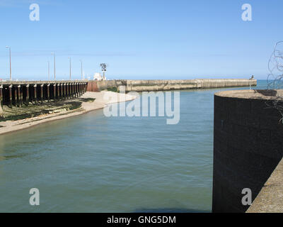 Eingang zum Innenhafen vom Quai De La Marne, Dieppe, Frankreich mit Blick auf den Ärmelkanal Stockfoto