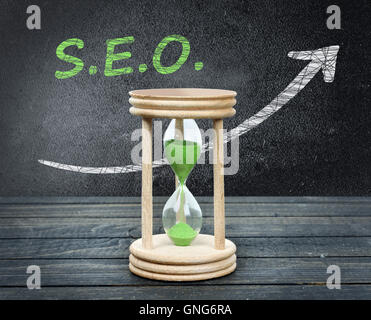 SEO Sanduhr Nahaufnahme auf Holztisch Stockfoto
