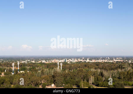 Mendoza, Argentinien - 22. November 2015: Skyline der argentinischen Stadt Mendoza vom Cerro De La Gloria aus gesehen Stockfoto