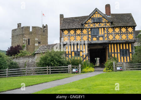 Stokesay Castle ist ein 13. Jahrhundert Herrenhaus mit seinen Fachwerk-Torhaus und die Pfarrkirche. Stockfoto