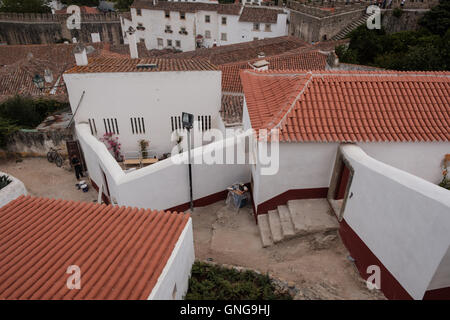 Traditioneller Kachelofen Dächer der mittelalterlichen Mauern umgebene Stadt Obidos, Portugal. Stockfoto