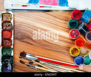 Aquarell-Farben und Pinsel Stockfoto