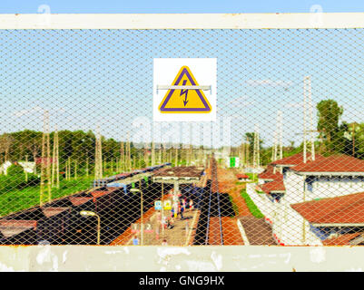 Hochspannungs-Schild am Bahnhof in sonnigen Tag Stockfoto