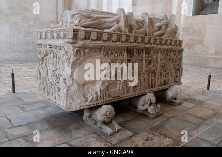 Gotische Königsgrab von Inês de Castro im Kloster Alcobaça, Portugal. Stockfoto