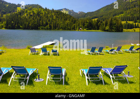 Hotelstrand am See Spitzingsee in Bayern Stockfoto