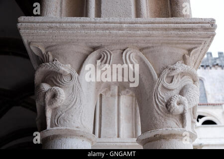 Säulen mit Tiermotiven im Kreuzgang im Kloster Alcobaça, Portugal Stockfoto