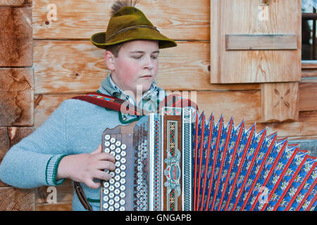 Steirische Harmonika-Spieler während der Almabtrieb (Almabtrieb von der Alm) aus der Wasserfallalm am Jenner- Stockfoto