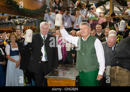 Dieter Reiter während Bier klopfen auf dem Münchner Oktoberfest, 2014 Stockfoto