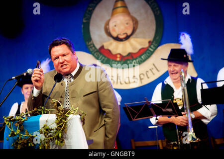 "Helmut Schleich am Bier klopfen in der '' Herzkasperlzelt'' während dem Oktoberfest 2014" Stockfoto